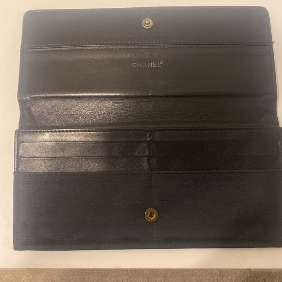 CHANEL LONG TRAVEL WALLET LAMBSKIN INTERIOR - Picture 5 of 14